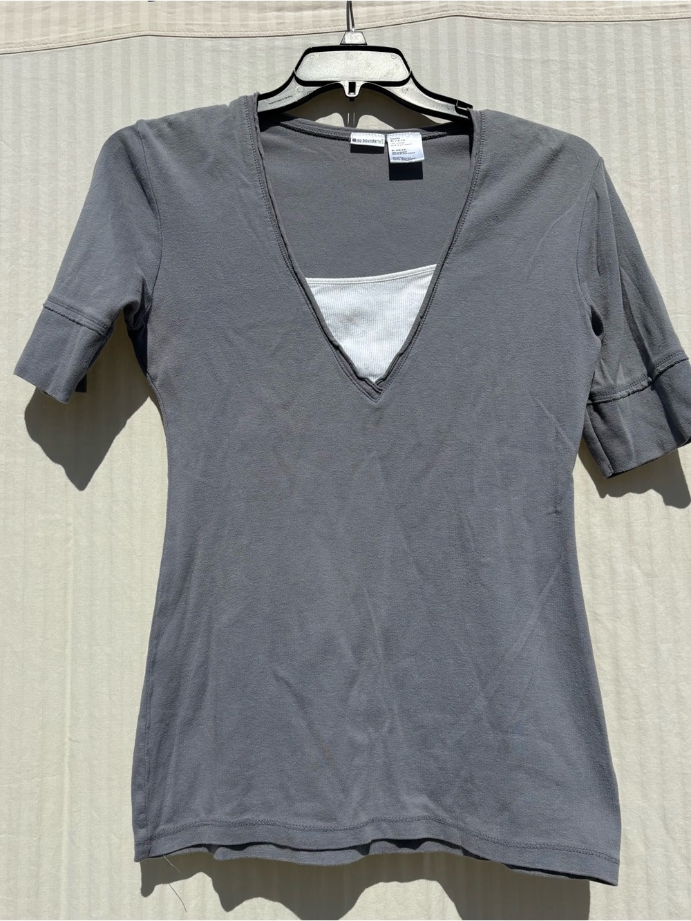 90s No Boundaries Gray V-Neck Short Sleeve Top with Contrast Inset